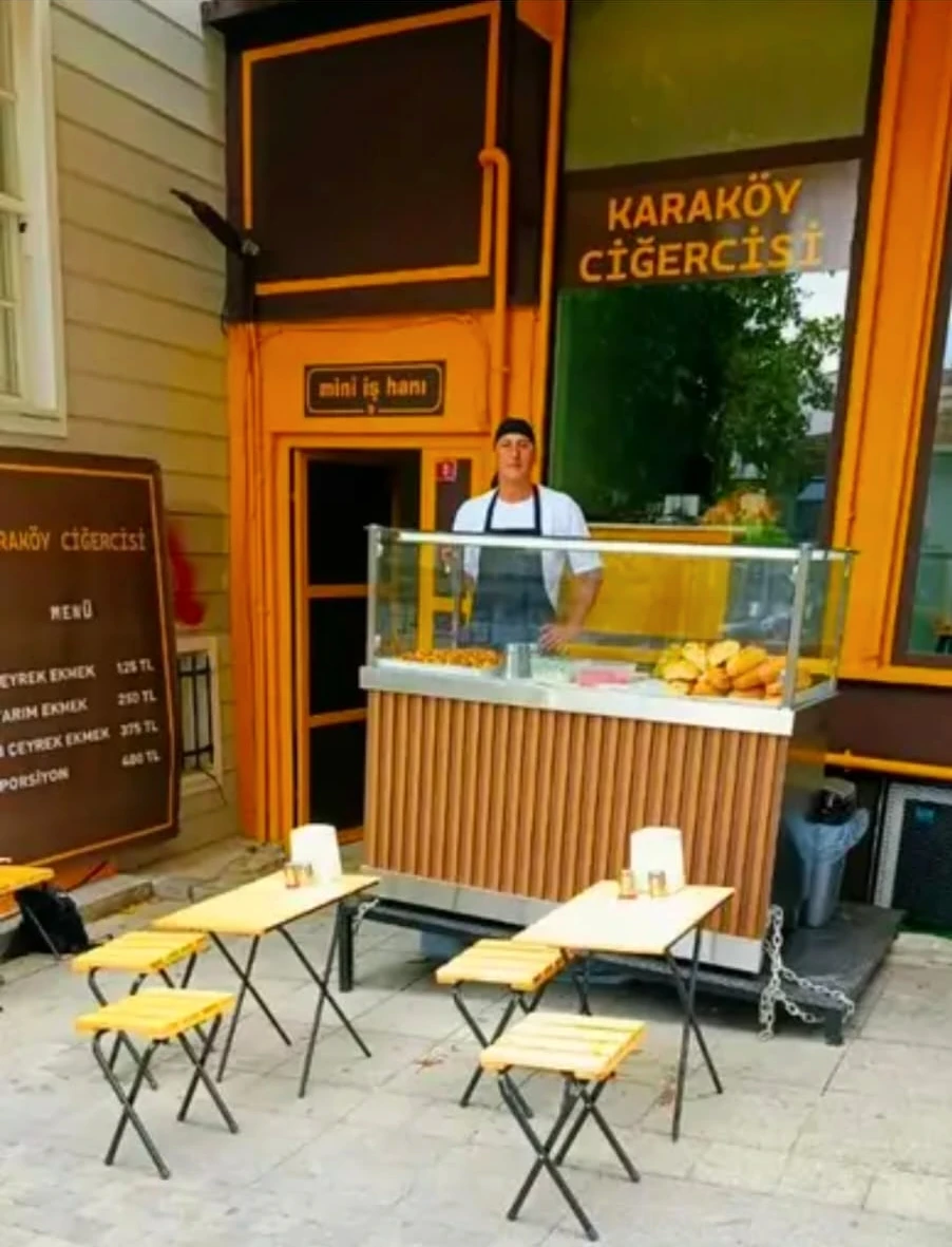 Pavlonya Sokak’taki Karaköy Ciğercisi’nin dış cephesi, tezgâhı ve oturma alanı